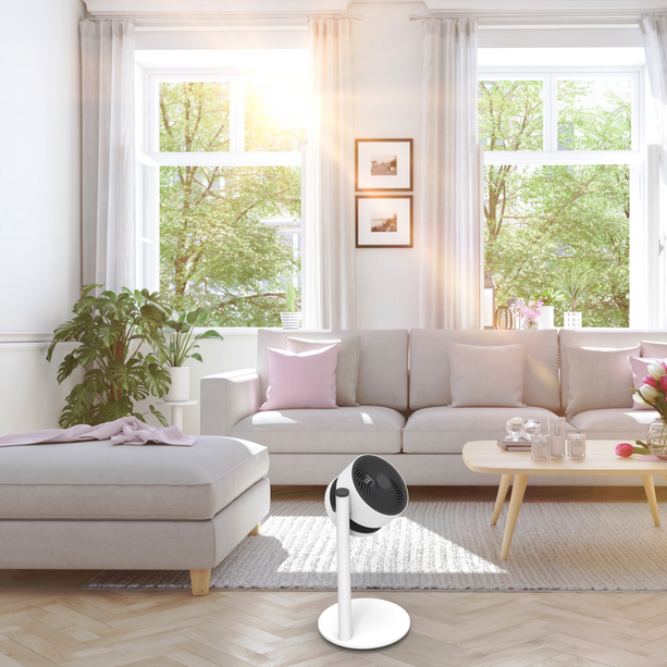 Boneco Air Shower F120 Ventilator mit elegantem Standfussdesign und manuell drehbarem Luftstrom.