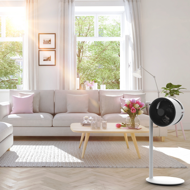 Elegant designter Boneco Air Shower F220 Ventilator mit stabilem Standfuss, ideal für komfortable Luftzirkulation.