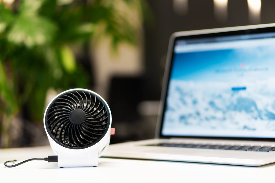 Boneco F50 Tischventilator: Kompakter Air Shower Ventilator für frische Brise am Arbeitsplatz oder Zuhause. Leise, stylisch und per USB-Anschluss nutzbar.