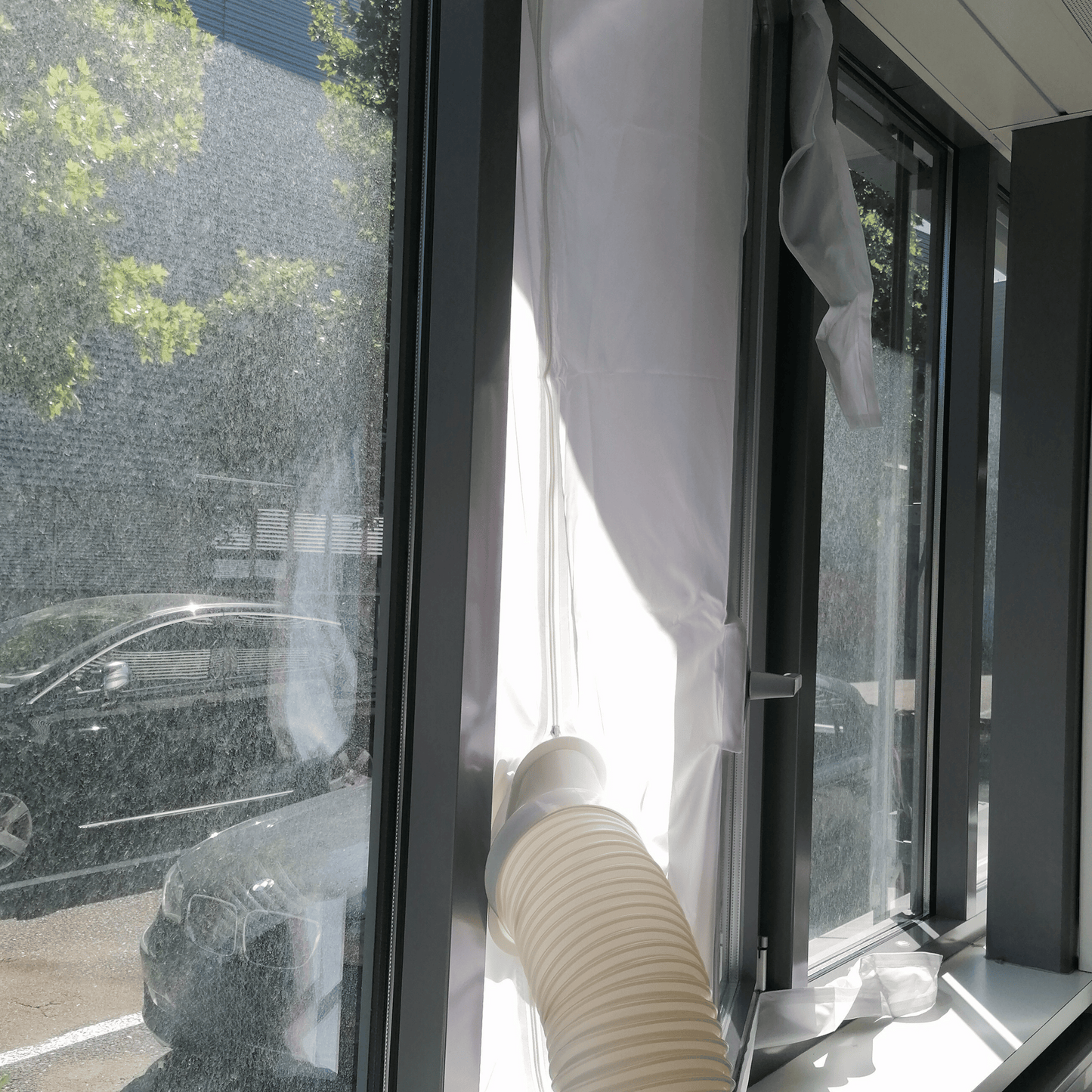 ecoQ Hot Air Stop für Abluftschläuche, isoliert und schützt vor Wärme und Mücken.