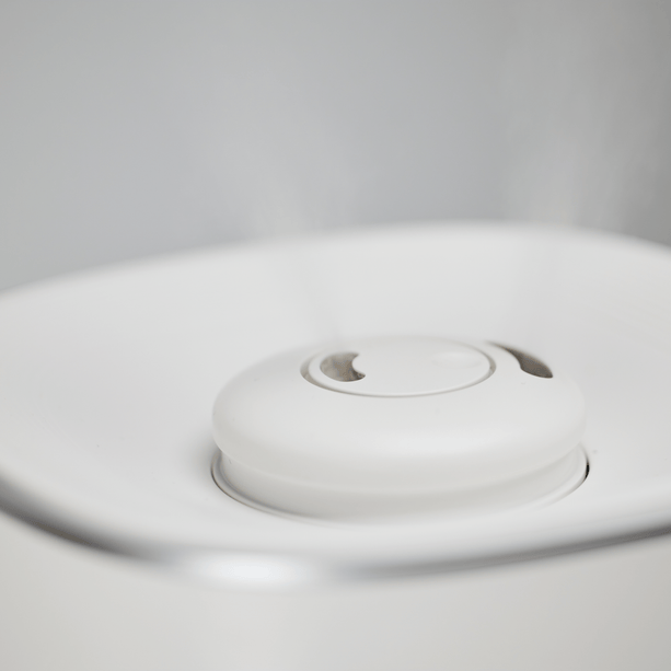 ecoQ HumidAir U400+ Luftbefeuchter mit 3 Betriebsstufen, Ultraschall-Vernebler und 7-farbigem Stimmungslicht.