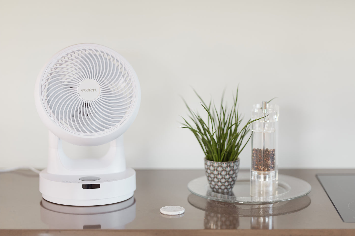 ecoQ SilentAir Tavo Tischventilator in Weiss mit Smart-Modus und Fernbedienung für angenehme Kühlung.