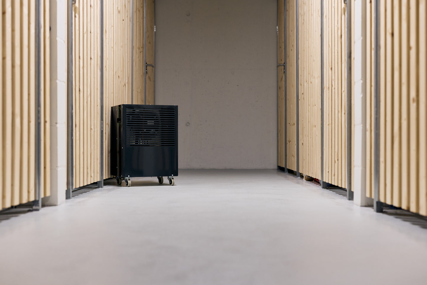 ecodry 425 Luftentfeuchter in Anthrazit mit 4 stabilen Lenkrollen und automatischer Abtauvorrichtung.