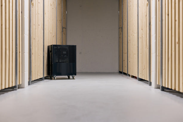 ecodry 425 Luftentfeuchter in Anthrazit mit 4 stabilen Lenkrollen und automatischer Abtauvorrichtung.