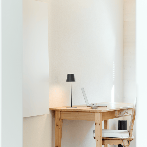 Aura 950: Infrarotheizung Made in Germany mit pulverbeschichtetem Metall. Für Wand oder Decke – formschön, leistungsstark und montagefreundlich.