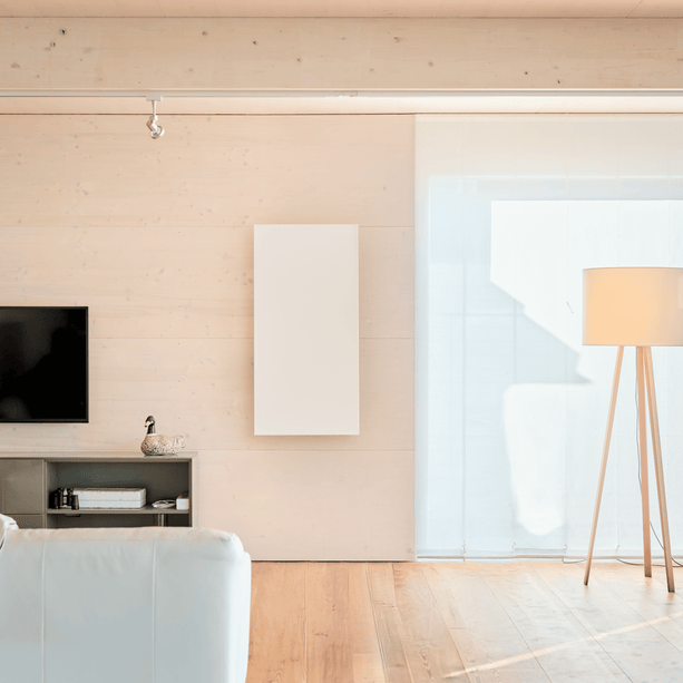 Made in Germany: Die ecoheat Aura 950 mit Feinstruktur bietet komfortable Wärme, flexible Montage und langlebige Technik für Zuhause oder Büro.