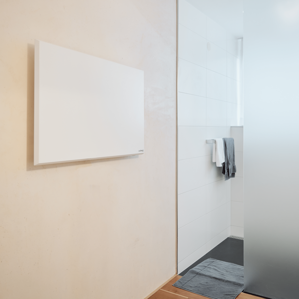 ecoheat Classic 700 Infrarotheizpanel in metallischer Oberfläche montiert an der Wand, geeignet für Räume bis 8 m².