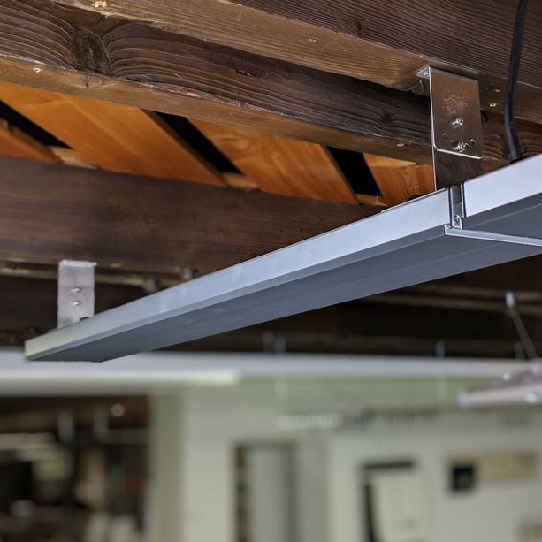 Infrarot Dunkelstrahler ecoheat HeatBAR comfort+ mit 1800 Watt Leistung, ideal für Wand- und Deckenmontage.