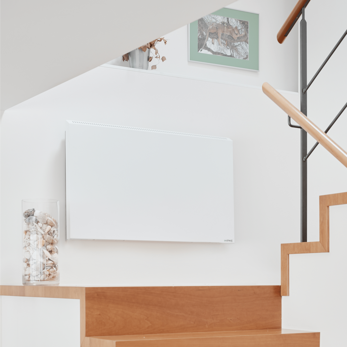 Ein ecoheat Hybrid 1400 Heizgerät mit Hybrid-Technologie (Infrarot & Konvektion), die Wandmontage ermöglicht.