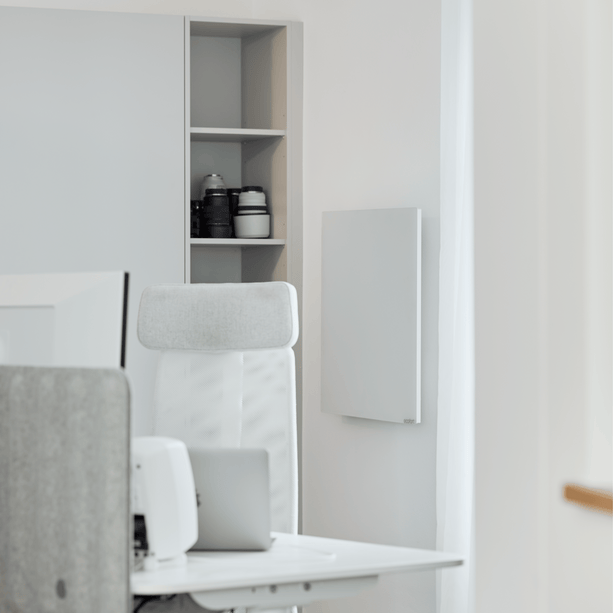 ecoheat Vitrea 370: Die elegante Glasheizung für kleine Räume. Satiniertes Sicherheitsglas, deutsche Qualität und flexible Montage – perfekt für stilvolle Wärme.