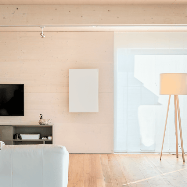 Design trifft Technik: Die ecoheat Vitrea 580 vereint Glasoptik, Funkempfänger und Infrarotwärme – formschön, effizient und einfach steuerbar.