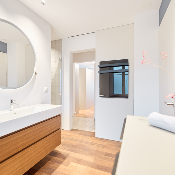 Für Komfort im Bad: ecoQ Bagno 700+ heizt leise und gezielt, trocknet Handtücher und lässt sich smart steuern – in edlem Schwarz.