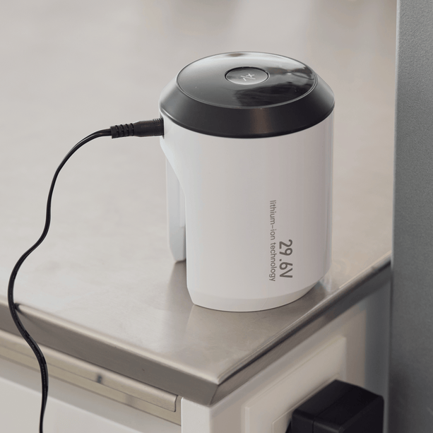 ecoQ CleanVac Easy Akku mit 2 Jahren Garantie, Ladezeit 2-3 Stunden und maximal 45 Minuten Laufzeit.