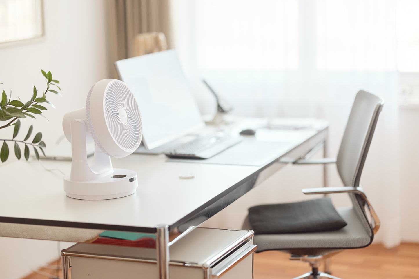 ecoQ SilentAir Tavo Tischventilator in Weiss mit Lüfter für leise Erfrischung und Smart-Modus.