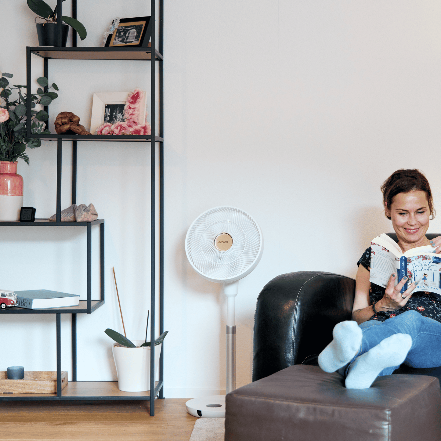 ecoQ SilentAir Uno Standventilator mit elegantem Design und höhenverstellbarem Standfuss, ultra-leise 20 dB.