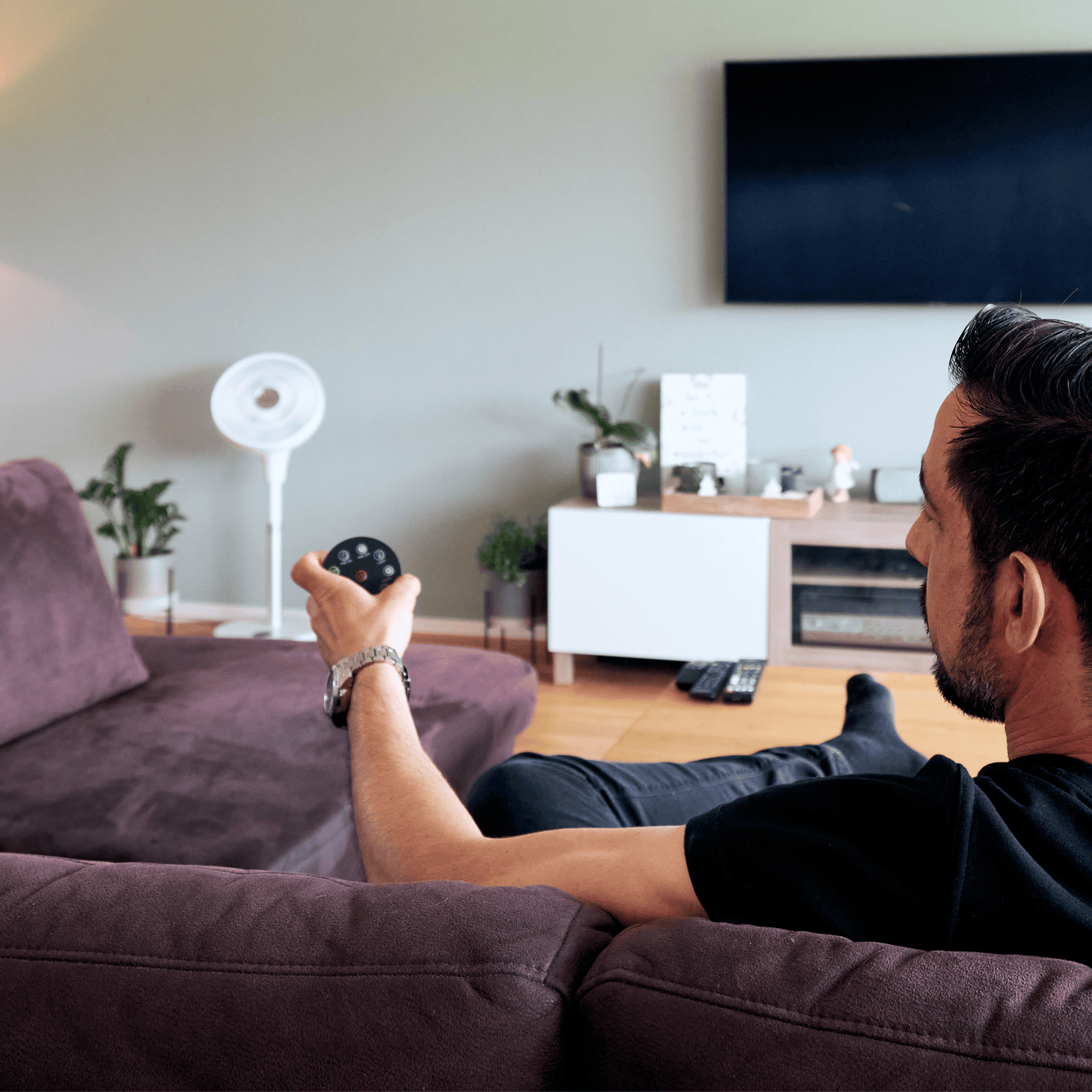 Standventilator ecoQ SilentAir Uno mit elegantem Design, höhenverstellbar, ultra-leise mit Timer-Funktion.