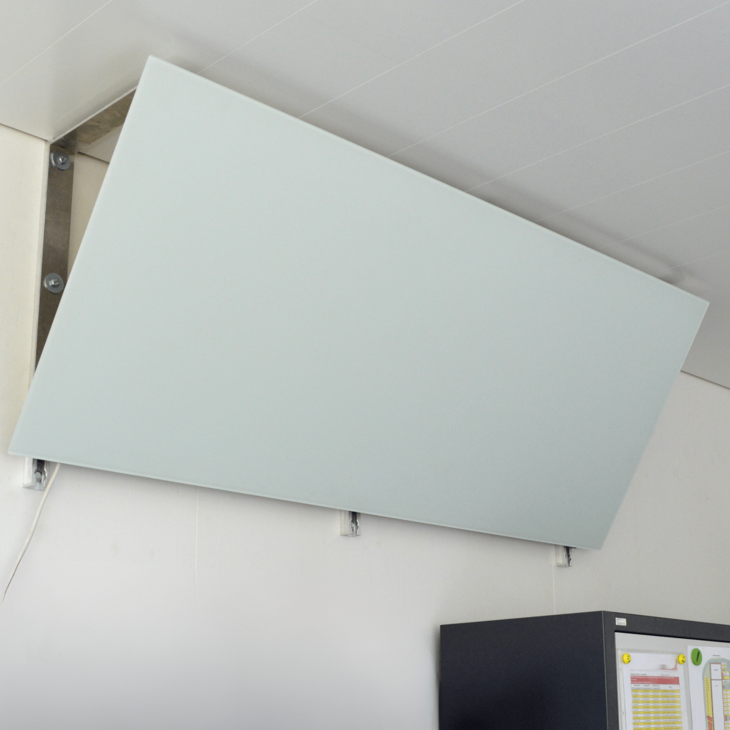 Elegantes FIRST Heating Infrarotpanel in Matt Weiss, 1300 W, für Wand- und Deckenmontage, spritzwassergeschützt.