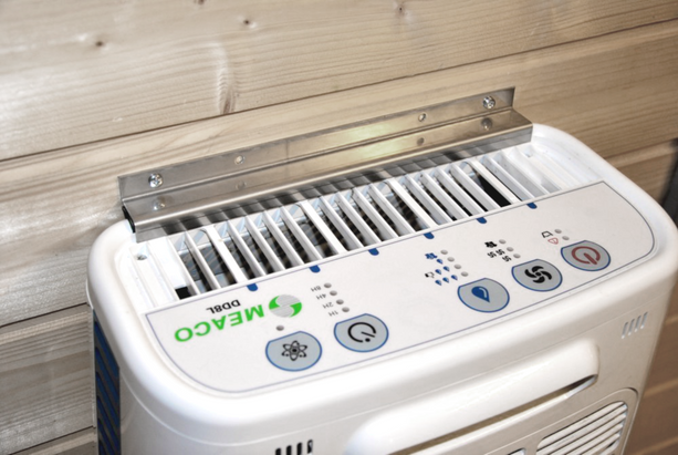 Stabile Wandhalterung aus Aluminium für leisen Meaco DD8L Adsorptionsentfeuchter.