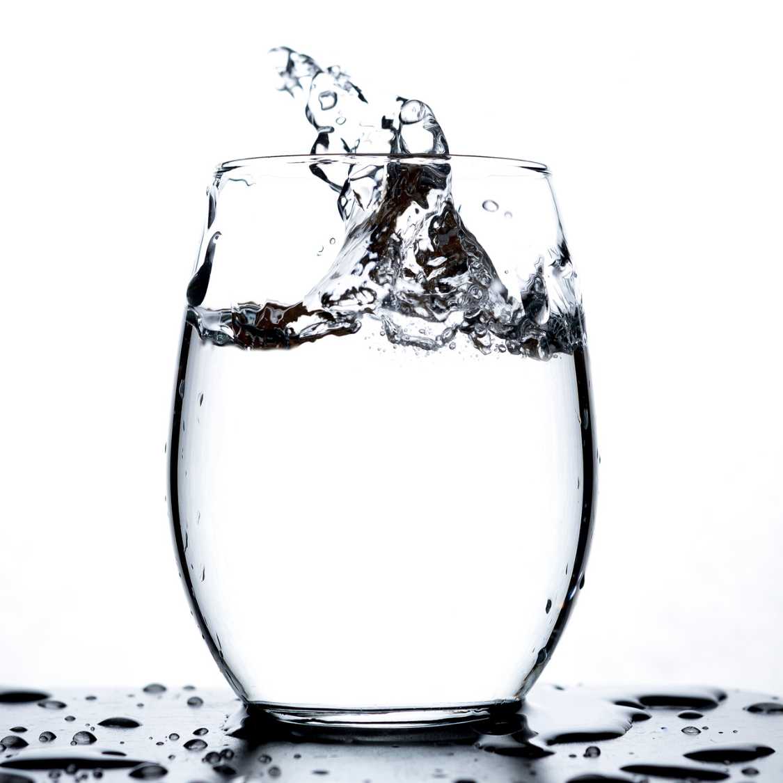 Un verre d'eau claire, grâce au filtre à eau GenericFilter pour carafe filtrante Brita