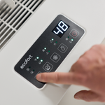 Bedienfeld des ecodry Neptun mit Anzeige und Funktionstasten. WiFi, Zielwert und Betriebsmodi lassen sich direkt am Gerät steuern.