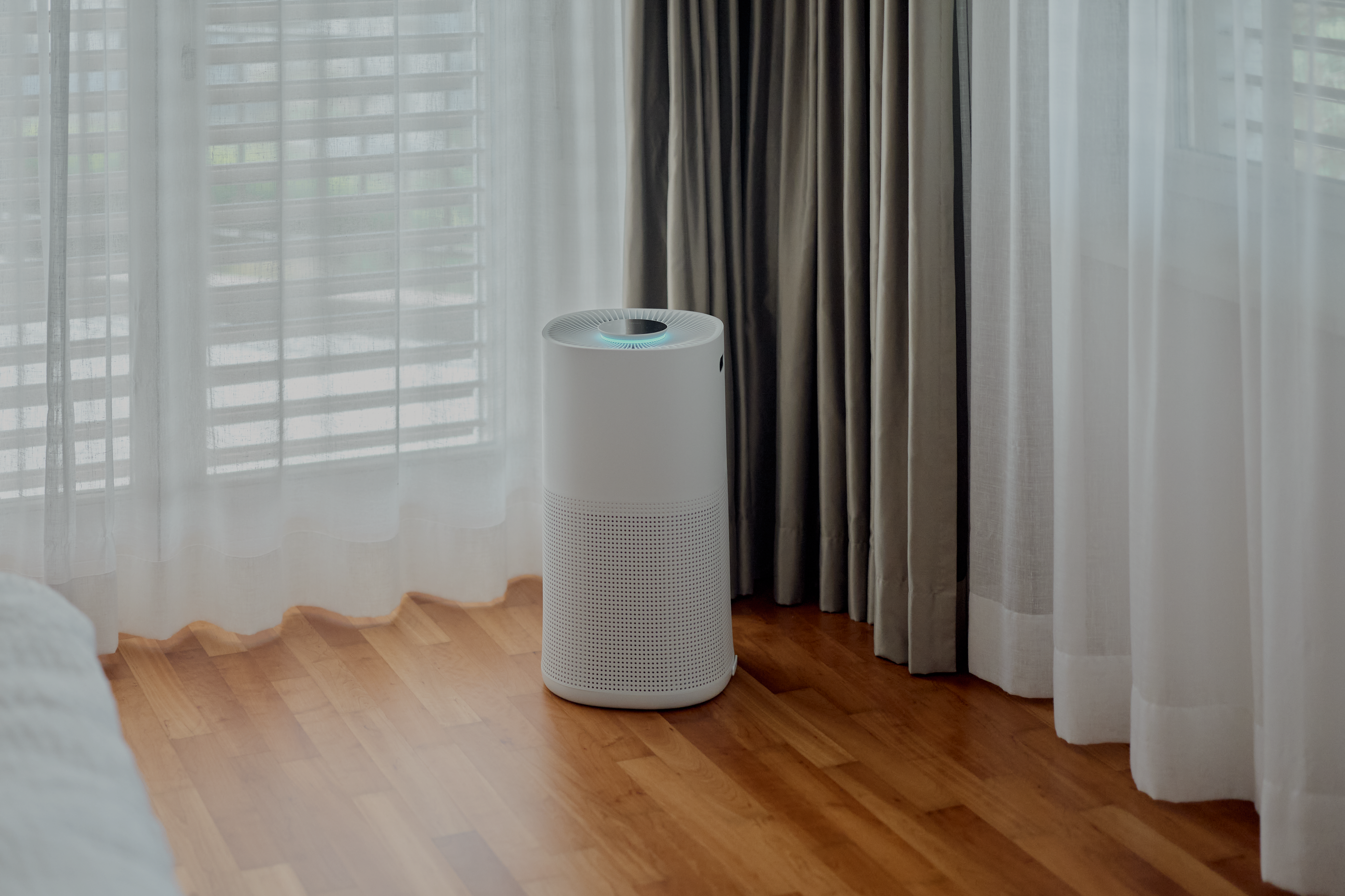 ecofort Luftreiniger CleanAir 600 im Schlafzimmer. Reinigt die Luft und filtert Pollen und Staub.