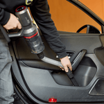 Kabelloser ecoQ CleanVac Pro Complete Staubsauger mit ergonomischem Design und wechselbarem Akku.