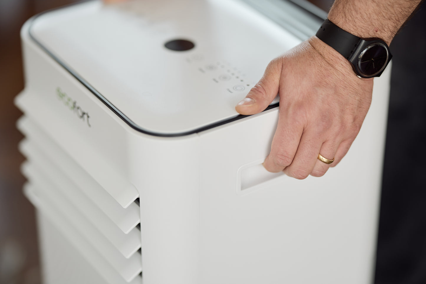 ecoQ CoolAir 9+ mobiles Klimagerät in Weiss, mit WiFi Steuerung, Energieeffizienzklasse A und 9000 BTU Kühlleistung.