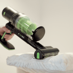 kabelloser Staubsauger ecoQ Rena PowerLite mit HEPA-Filter und mini-Powerbürste auf einem weissen Hintergrund.