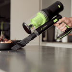 Rena PowerLite von ecoQ, kabelloser Staubsauger mit leichtem Design, True HEPA-Filter und wechselbarem Akku.