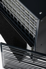 Mobiler ecodry 425 Luftentfeuchter in Anthrazit mit 4 stabilen Lenkrollen für einfachen Transport.