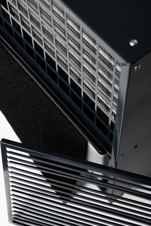 Mobiler ecodry 425 Luftentfeuchter in Anthrazit mit 4 stabilen Lenkrollen für einfachen Transport.