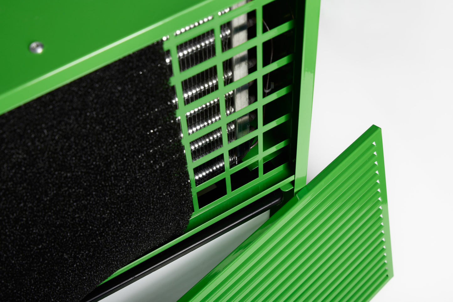 ecodry 425 Luftentfeuchter mit 4 stabilen Lenkrollen und automatischer Heissgas-Abtauvorrichtung.