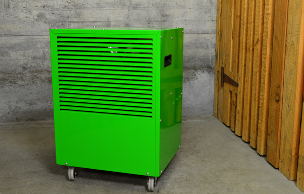 ecodry 425 Original Green Luftentfeuchter mit 4 Lenkrollen und automatischer Abtauvorrichtung.