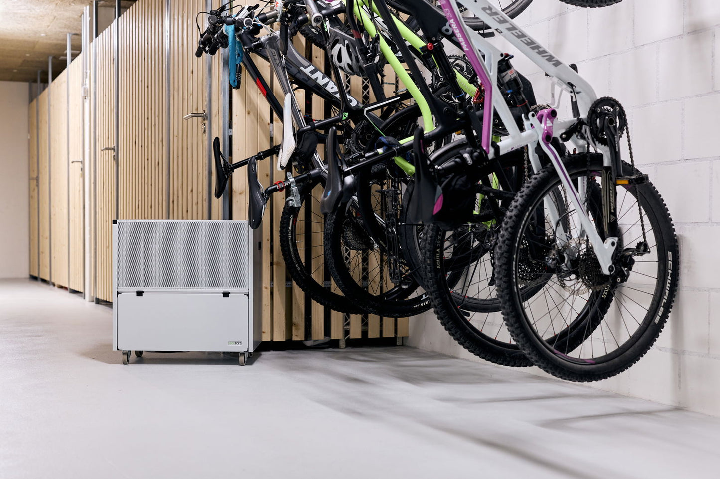 ecodry 925 Luftentfeuchter mit 4 stabilen Lenkrollen und robustem Metallgehäuse, ideal für bis zu 200 m².