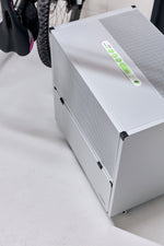 Mobiler Luftentfeuchter ecodry 925 mit robustem Metallgehäuse und stabilen Lenkrollen für einfachen Transport.