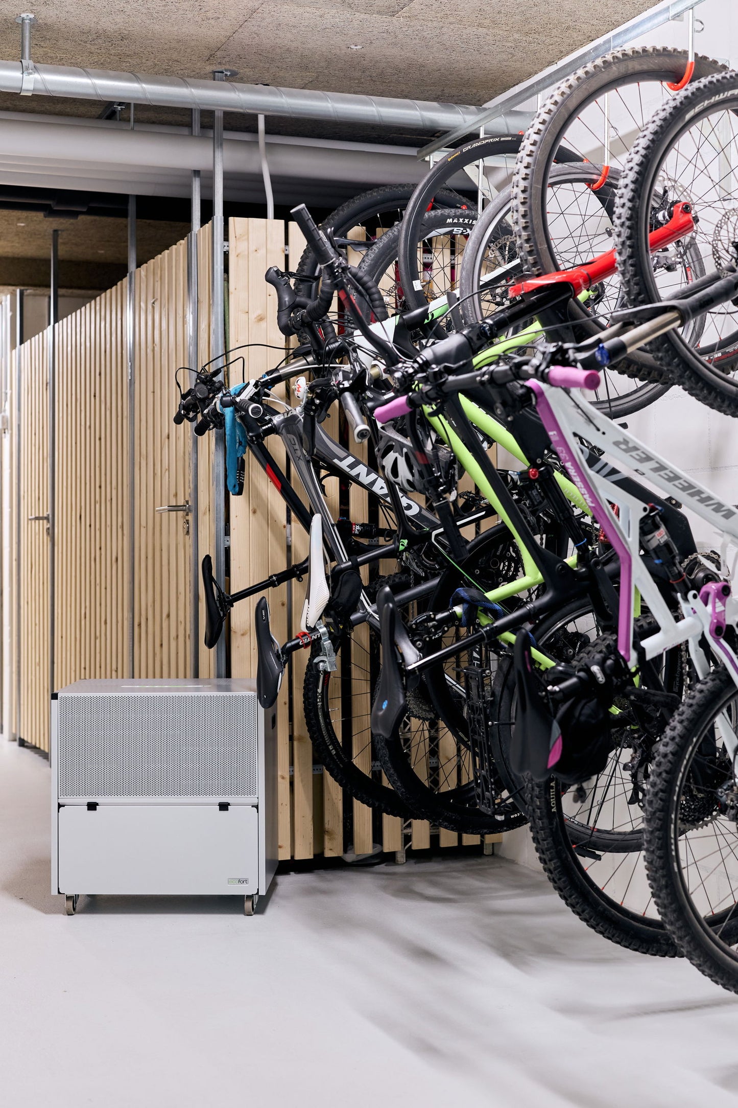 ecodry 925 Luftentfeuchter mit stabilem Metallgehäuse und 4 stabilen Lenkrollen für einfache Mobilität.