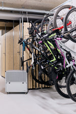 ecodry 925 Luftentfeuchter mit stabilem Metallgehäuse und 4 stabilen Lenkrollen für einfache Mobilität.