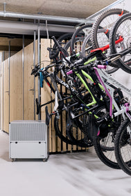 ecodry 925 Luftentfeuchter mit stabilem Metallgehäuse und 4 stabilen Lenkrollen für einfache Mobilität.