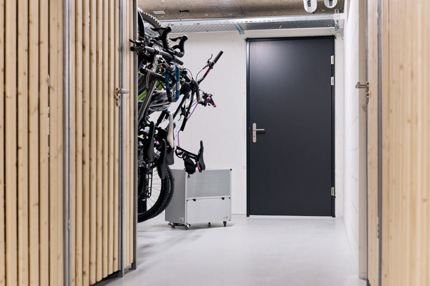 ecodry 925 Luftentfeuchter mit stabilem Design und mobilen Rollen für bis zu 50 m² Trocknungsraum.