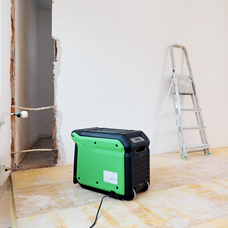 ecodry Pro 55C Luftentfeuchter mit Hygrostat, integrierter Pumpe und maximaler Entfeuchtungsleistung von 55 l/24h.