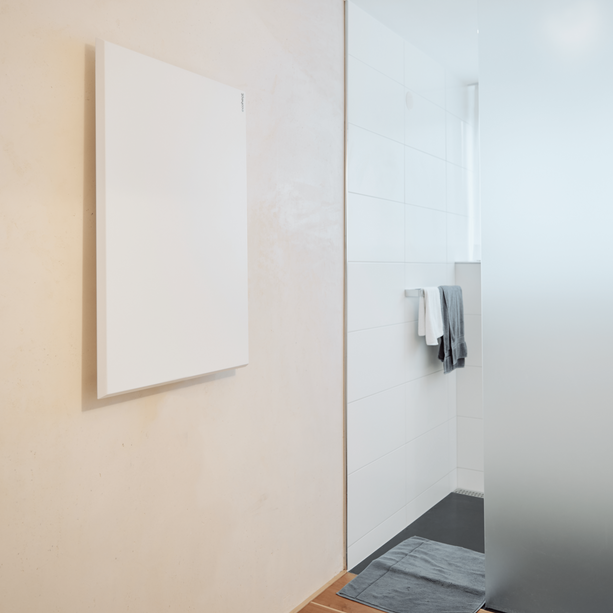 Infrarotpanel ecoheat Classic 450 an der Decke montiert, ultraflaches Design, 450W Heizleistung, IP44.