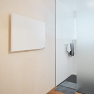 ecoheat Classic 700 Infrarotheizpanel in metallischer Oberfläche montiert an der Wand, geeignet für Räume bis 8 m².