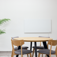 ecoheat Classic 700 Infrarotheizung an der Wand montiert, ultra-flaches Design, 700 Watt Heizleistung, IP44 Schutzklasse.