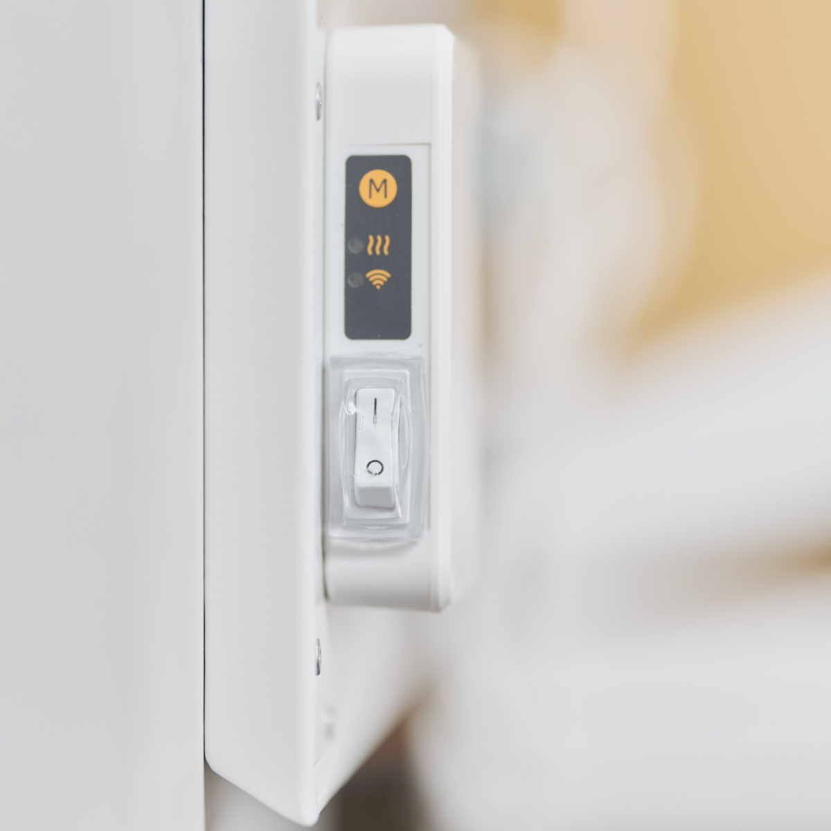 ecoheat Classic-T 450 Infrarotheizung an der Wand mit integriertem Funk-Empfänger und ultra-flachem Design.