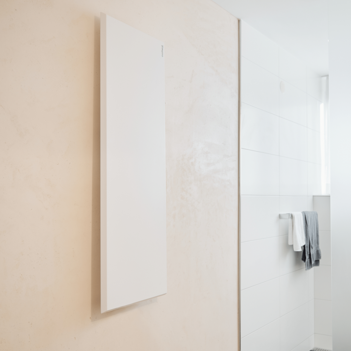 Ultra-flaches ecoheat Classic-T 900 Infrarotpanel zur Wandmontage mit 900 Watt Heizleistung.