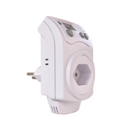 ecoheat DST Steckdosenthermostat auf Steckdose mit klarem Menü und manuellem Temperatursensor.