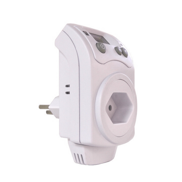 ecoheat DST Steckdosenthermostat auf Steckdose mit klarem Menü und manuellem Temperatursensor.