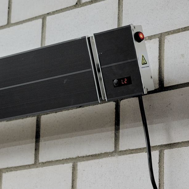 ecoheat HeatBAR comfort+ 1800 Watt Dunkelstrahler an der Wand mit Fernbedienung und Timer-Funktion.