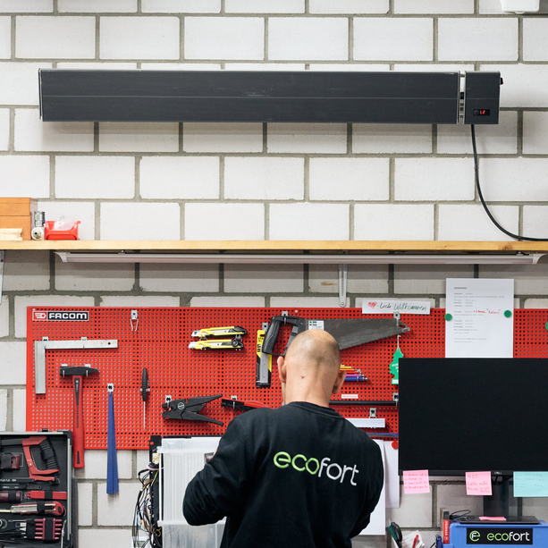 ecoheat HeatBAR comfort+ 1800 Watt Dunkelstrahler zur Wand- oder Deckenmontage mit Fernbedienung und Timer.