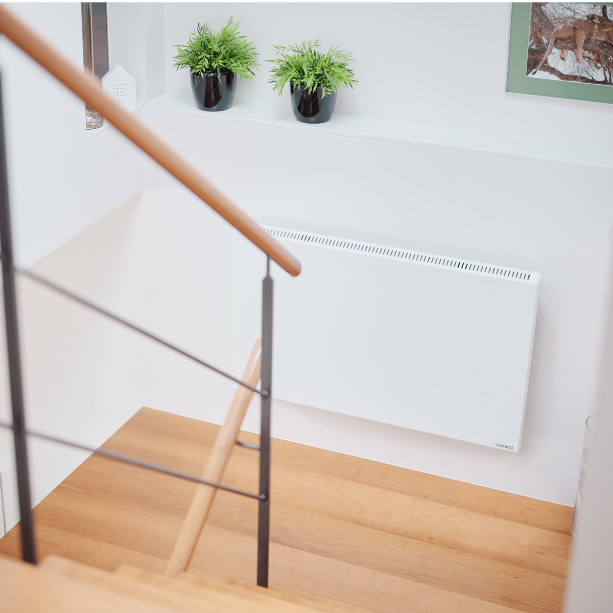 Kompakte ecoheat Hybrid-T 600 Heizplatte in Metall mit Wand- und Deckenmontageoption.